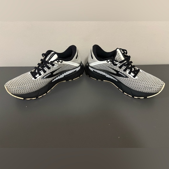 Brooks Womens Adrenaline GTS 22 Gray and Black Running Shoes, Size:8 - Picture 2 of 14